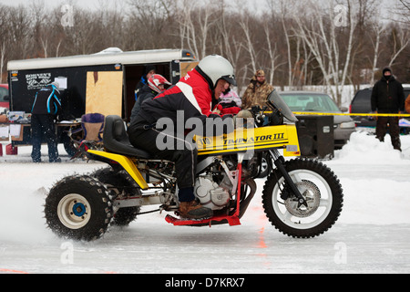 Während der ersten jährlichen Rasenmäher-Eisrennen auf dem Knife Lake am 9. Februar 2013 in Mora, MN, wurde ein Mann vom Start genommen. Stockfoto