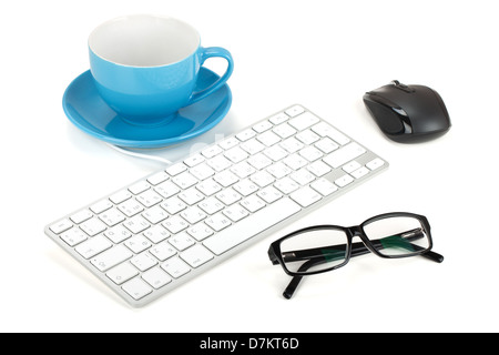 Kaffeetasse, Tastatur, Maus und Gläser. Isoliert auf weißem Hintergrund Stockfoto