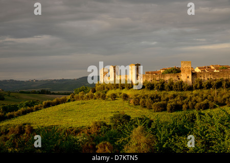 Monteriggioni ist eine mittelalterliche ummauerte Stadt, befindet sich auf einem natürlichen Hügel, Stockfoto