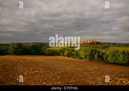 Monteriggioni ist eine mittelalterliche ummauerte Stadt, befindet sich auf einem natürlichen Hügel, Stockfoto