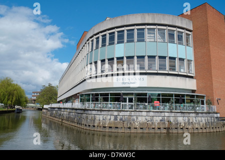 Der Fluss-Seite Debenhams Speicher, Guildford, Surrey, England. Stockfoto