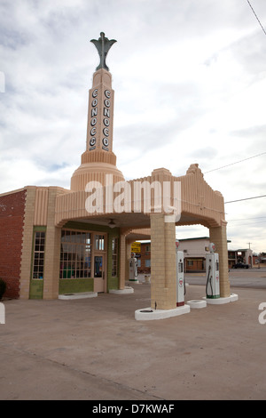 Die vor kurzem restaurierte U-Drop Inn/Tower Conoco Tankstelle auf der historischen Route 66 in Shamrock, Texas, USA. Stockfoto