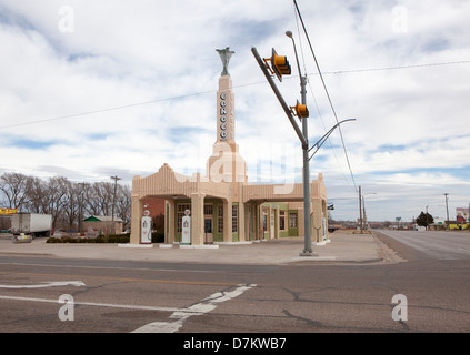 Die vor kurzem restaurierte U-Drop Inn/Tower Conoco Tankstelle auf der historischen Route 66 in Shamrock, Texas, USA. Stockfoto