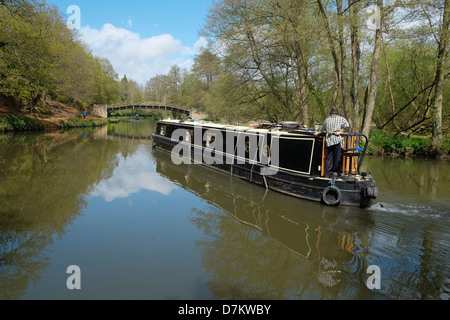 Eine schmale Boot auf dem Fluss Wey Navigation zwischen Guildford und Godalming, Surrey, England. Stockfoto