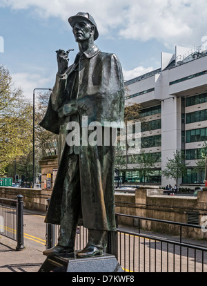 LONDON, Großbritannien - 06. MAI 2013: Statue des fiktiven Detektivs Sherlock Holmes in der Nähe der Baker Street in London Stockfoto