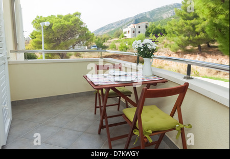 Außen Terrasse Wohnung in mediterraner Umgebung Stockfoto