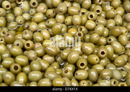viele eingelegte grüne Oliven Stockfoto