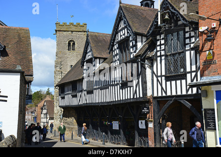 Das Rathaus und Kirche der Heiligen Dreifaltigkeit, Wilmore Straße, viel Wenlock, Shropshire, England, Vereinigtes Königreich Stockfoto