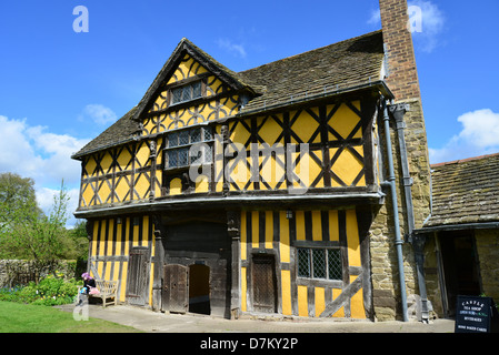 Elizabethan Torhaus am 13. Jahrhundert Stokesay Castle, Stokesay, Shropshire, England, Vereinigtes Königreich Stockfoto