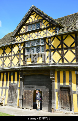 Elizabethan Torhaus am 13. Jahrhundert Stokesay Castle, Stokesay, Shropshire, England, Vereinigtes Königreich Stockfoto