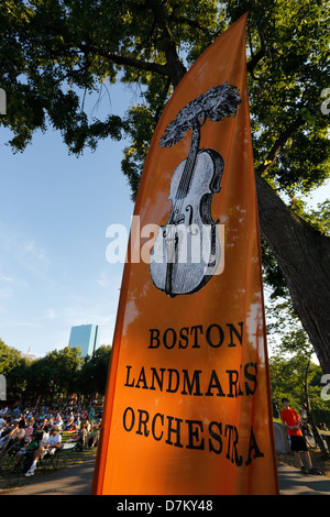 Banner für das Boston-Sehenswürdigkeiten-Orchester während eines kostenlosen Outdoor-Konzerts in Hatch Shell in Boston, Massachusetts Stockfoto