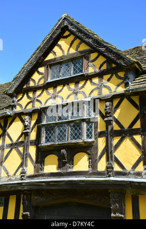 Elizabethan Torhaus am 13. Jahrhundert Stokesay Castle, Stokesay, Shropshire, England, Vereinigtes Königreich Stockfoto