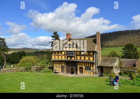 Elizabethan Torhaus am 13. Jahrhundert Stokesay Castle, Stokesay, Shropshire, England, Vereinigtes Königreich Stockfoto