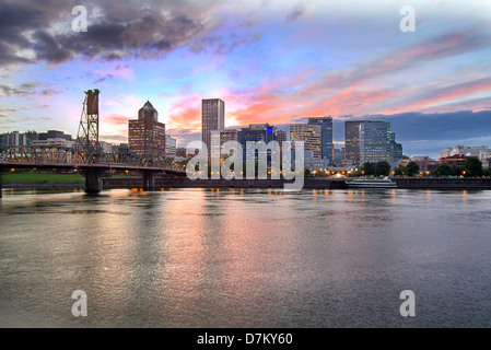 Portland Oregon Downtown City Skyline mit historischen Hawthorne-Brücke über den Willamette River bei Sonnenuntergang Stockfoto