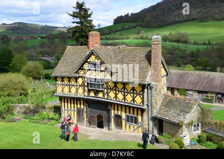 Elizabethan Torhaus am 13. Jahrhundert Stokesay Castle, Stokesay, Shropshire, England, Vereinigtes Königreich Stockfoto