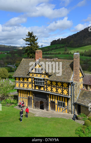 Elizabethan Torhaus am 13. Jahrhundert Stokesay Castle, Stokesay, Shropshire, England, Vereinigtes Königreich Stockfoto