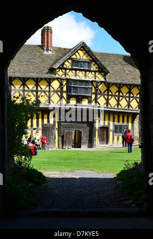 Elizabethan Torhaus am 13. Jahrhundert Stokesay Castle, Stokesay, Shropshire, England, Vereinigtes Königreich Stockfoto