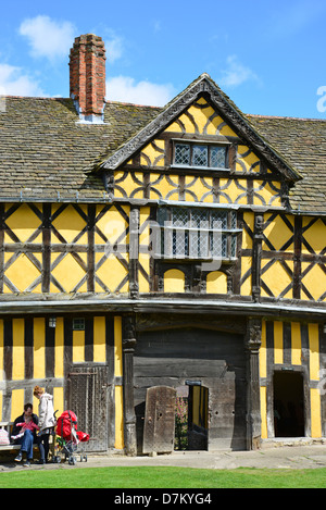 Elizabethan Torhaus am 13. Jahrhundert Stokesay Castle, Stokesay, Shropshire, England, Vereinigtes Königreich Stockfoto