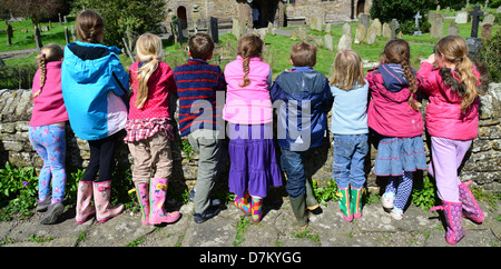 Kinder ruhen auf Wand Stokesay Castle, Stokesay, Shropshire, England, Vereinigtes Königreich Stockfoto
