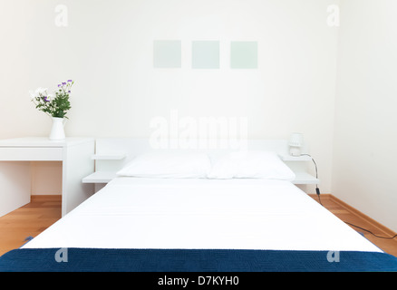 Moderne und helle Schlafzimmer-Einrichtung im mediterranen Stil Stockfoto