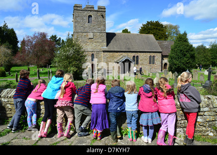 Kinder auf Wand Stokesay Castle ruht, zeigt St. Johannes Baptist Church, Stokesay, Shropshire, England, Vereinigtes Königreich Stockfoto