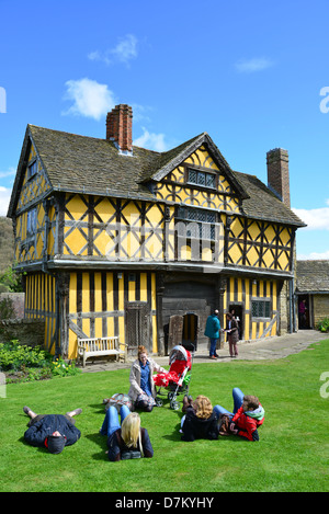 Elizabethan Torhaus am 13. Jahrhundert Stokesay Castle, Stokesay, Shropshire, England, Vereinigtes Königreich Stockfoto