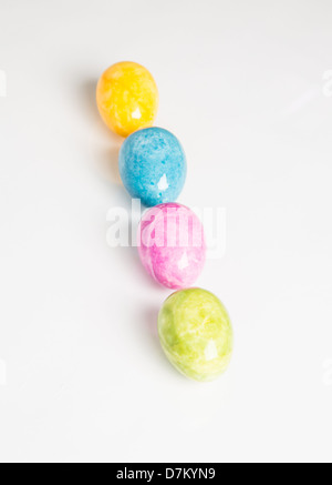 Bunte Alabaster Ostereier auf weißem Hintergrund. Stockfoto