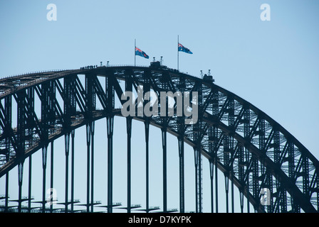 Sydney Harbour Bridge mit Fahnen auf Halbmast auf ANZAC Tag 2013 Stockfoto