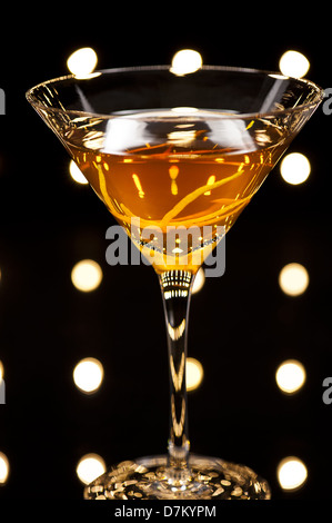Manhattan cocktail vor Disco-Lichter Stockfoto
