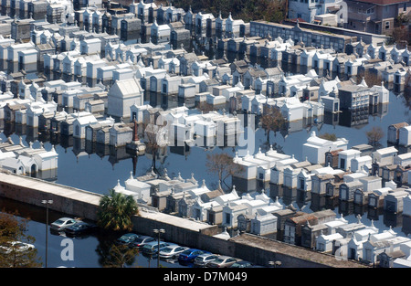 Luftaufnahme von massiven Überschwemmungen auf einem Friedhof in der Nachmahd des Hurrikans Katrina 4. September 2005 in New Orleans, Louisiana Stockfoto