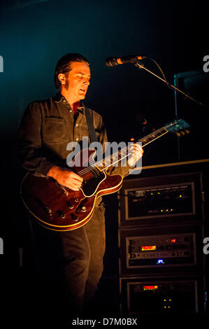 Toronto, Ontario, Kanada. 9. Mai 2013.  PETER HAYES, Sänger/Gitarrist für US-amerikanische Rock-Band "Black Rebel Motorcycle Club" auf der Bühne Kool Hous in Toronto (Bild Kredit: Kredit: Igor Vidyashev/ZUMAPRESS.com/Alamy Live News) Stockfoto