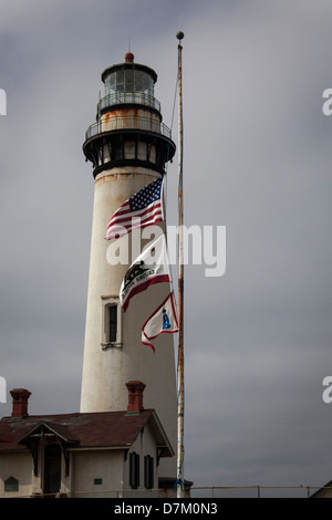 Die USA, California State und Leuchtturm-Service Flaggen wehen auf Halbmast am Pigeon Point Lighthouse an der kalifornischen Küste. Stockfoto