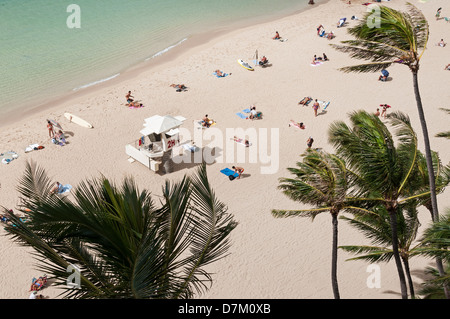 Strandurlauber auf Kaimana Beach (auch bekannt als Sans Souci), Honolulu, Hawaii. Stockfoto