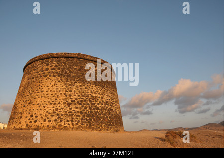 Bunker bei Sonnenuntergang auf einem bewölkten Himmel, Kanaren, Spanien Stockfoto