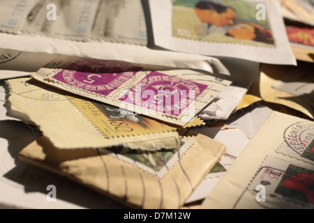 Briefmarken aus weltweit, vielfältig und bunt Stockfoto