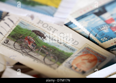 Briefmarken aus weltweit, vielfältig und bunt Stockfoto