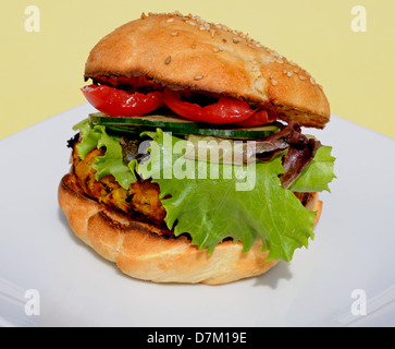 Vegetarische Kichererbsen, Mais und Karotten-Burger mit Salat in einem Sesam Brötchen, UK. Stockfoto