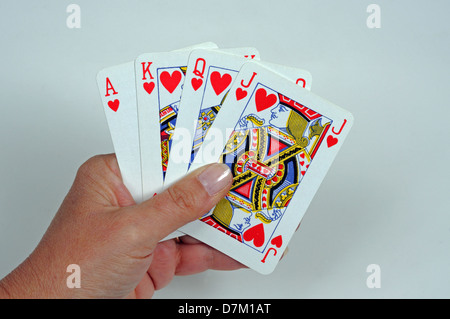 Frau mit Spielkarten, Ass, König, Dame und Bube Herz, England, Vereinigtes Königreich, West-Europa. Stockfoto