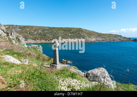 Gedenkstätte Kreuz mit Blick auf später Bucht, Cornwall Stockfoto