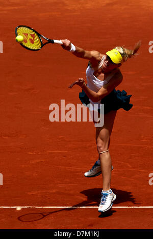 ui09.05.2013 Madrid, Spanien. Maria Kirilienko von Russland dient dazu dem Ball, Serena Williams, USA während des Spiels zwischen Serena Williams USA und Maria Kirilenko Rusia tagsüber sieben der Madrid Open von La Caja Magica. Bildnachweis: Action Plus Sport Bilder/Alamy Live News Stockfoto