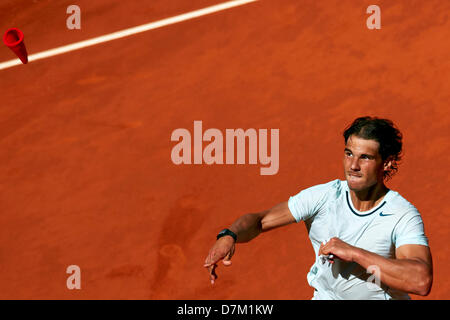 09.05.2013 Madrid, Spanien. Rafael Nadal aus Spanien grüßt die Menge nach seinem Sieg über Mikhail Youzhny Russlands nach dem Spiel zwischen Rafael Nadal aus Spanien und Mikhail Youzhny Russlands während Tag sieben der Madrid Open von La Caja Magica. Bildnachweis: Action Plus Sport Bilder/Alamy Live News Stockfoto