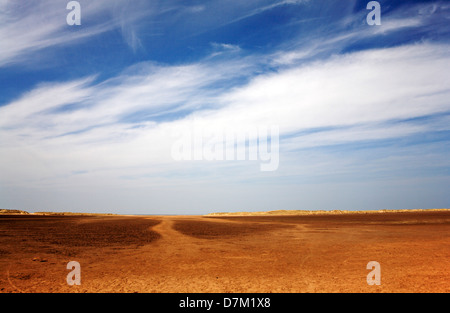 Ein Blick auf Ebbe auf der entfernten Sanddünen und Meer am Holkham, Norfolk, England, Vereinigtes Königreich. Stockfoto