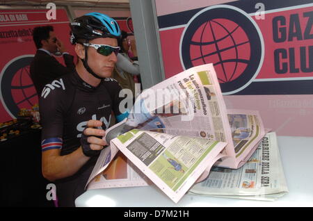 Margherita di Savoia, Italien. 9. Mai 2013.  Bradley Wiggins las das Papier vor der Bühne beginnen in Mola di Bari. Stockfoto