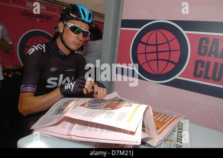 Margherita di Savoia, Italien. 9. Mai 2013.  Bradley Wiggins las das Papier vor der Bühne beginnen in Mola di Bari. Stockfoto