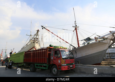 Traditionellen Holzboot (Pinisi) im alten Hafen oder im Hafen von Jakarta (Sunda Kelapa) Stockfoto