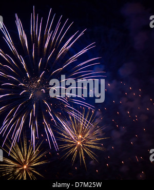 Langzeitbelichtung mehrere Feuerwerkskörper gegen einen schwarzen Himmel Stockfoto