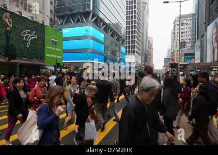 Belebten Straßenkreuzung in Mong Kok, Kowloon, Hong Kong Stockfoto