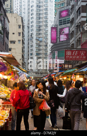 Menschen beim Einkaufen in einem überfüllten Straßenmarkt in Mong Kok, Kowloon, Hong Kong Stockfoto