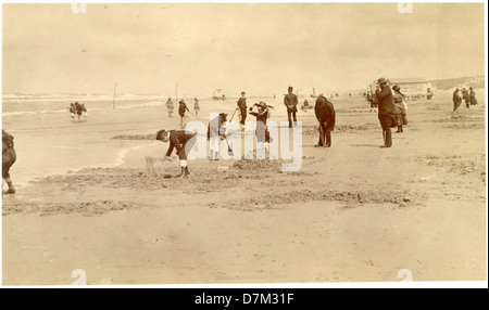 Dieses Foto, aufgenommen von Carl Curman, zeigt eine Strandszene in Scheveningen, Niederlande. Das Bild zeigt Strandbesucher aus dem frühen 20. Jahrhundert und wird vom schwedischen Nationaldenkmalamt als Teil seiner historischen Sammlung aufbewahrt. Stockfoto