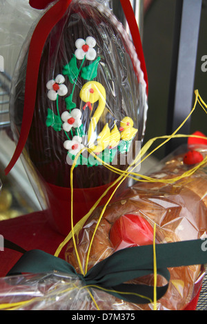 Traditionelle Ostern Brot Tsoureki und Schokoladen-Ei, Athen, Attika, Griechenland Stockfoto